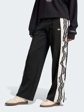 ADIDAS ORIGINALS R3CD FLOWING TRACK PANTS WITH A V-SHAPE WAIST.
